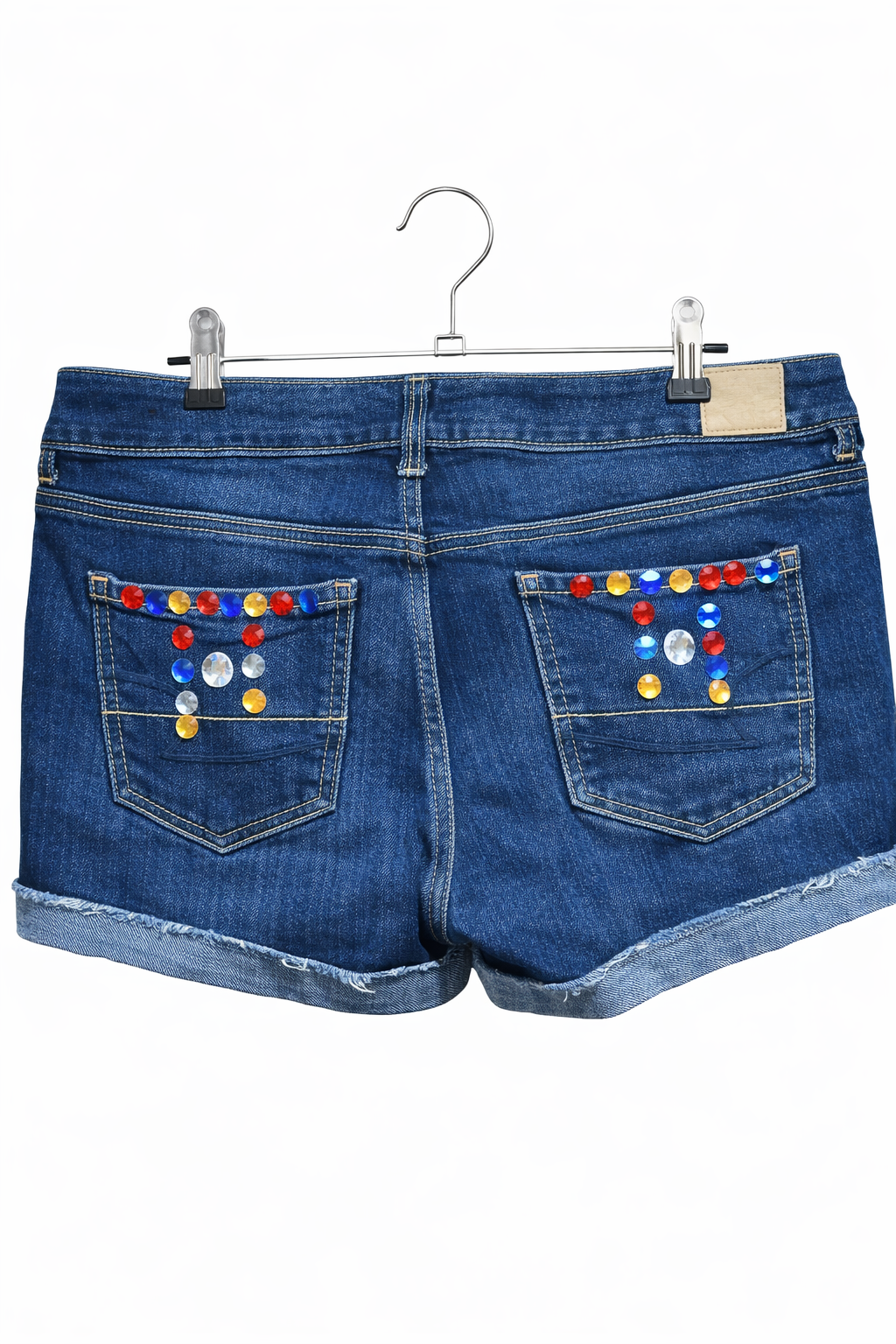 Este short de mezclilla está decorado a mano con pedrería y cristales de colores, creando un estilo boho chic perfecto para verano, festivales, playa o outfits casuales con personalidad.